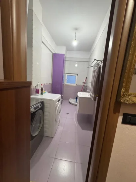 Tirane, jepet me qera apartament 2+1 , 89 m² 600 € (Komuna Parisit)