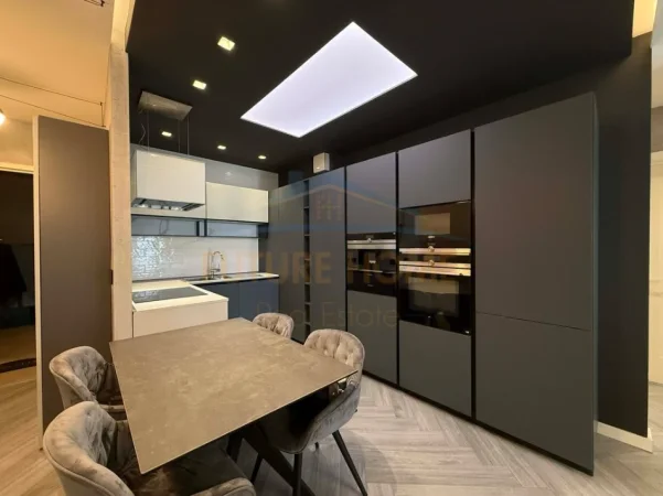Tirane, shitet apartament 2+1+Ballkon Kati 4, 105 m² 300.000 € (Don Bosko)