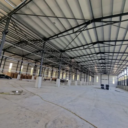 Tirane, jepet me qera magazine Kati 0, 1.300 m² 4.000 € 