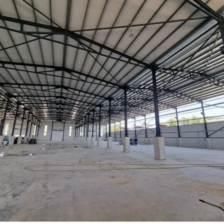 Tirane, jepet me qera magazine Kati 0, 1.300 m² 4.000 € 