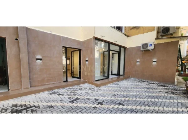 Tirane, jepet me qera ambjent biznesi Kati 0, 70 m² 2.000 € 