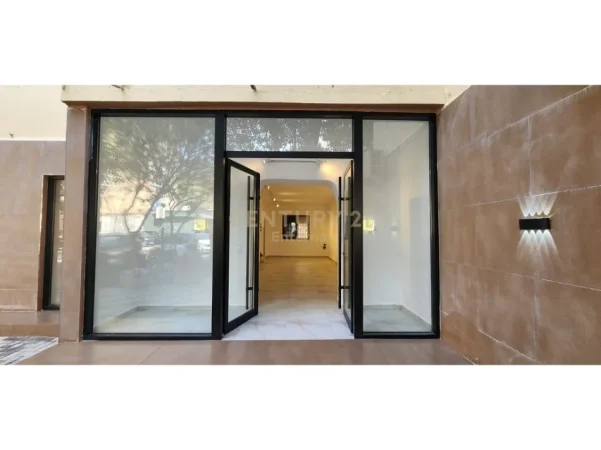 Tirane, jepet me qera ambjent biznesi Kati 0, 70 m² 2.000 € 
