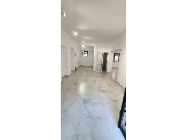 Tirane, jepet me qera ambjent biznesi Kati 0, 70 m² 2.000 € 