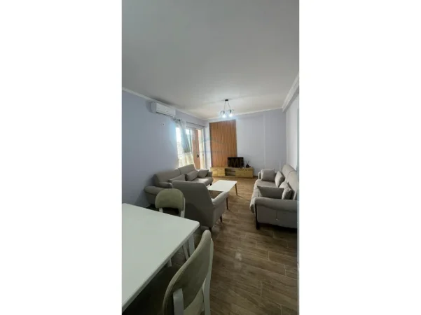 Tirane, jepet me qera apartament 2+1+Ballkon Kati 5, 105 m² 550 € (Unaza e Re)