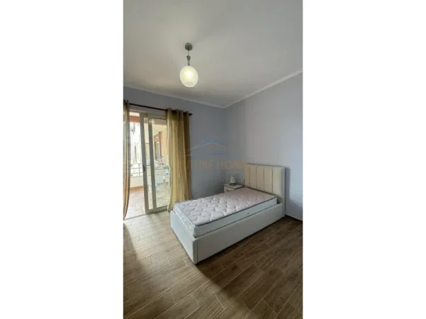 Tirane, jepet me qera apartament 2+1+Ballkon Kati 5, 105 m² 550 € (Unaza e Re)
