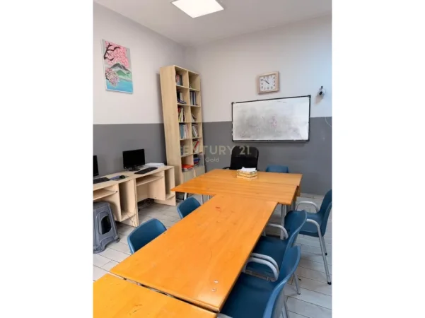 Tirane, jepet me qera ambjent biznesi Kati 3, 98 m² 850 € 