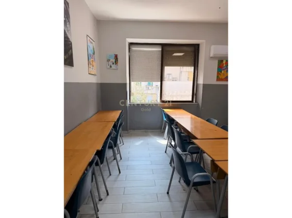 Tirane, jepet me qera ambjent biznesi Kati 3, 98 m² 850 € 