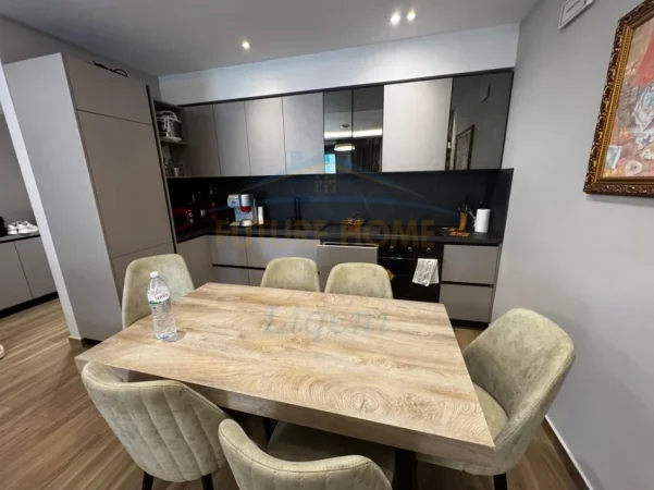 Tirane, jepet me qera apartament 2+1+Ballkon Kati 1, 91 m² 1.250 € (TEG)