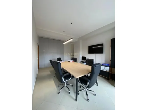 Tirane, jepet me qera ambjent biznesi Kati 3, 105 m² 1.200 € (Garda)