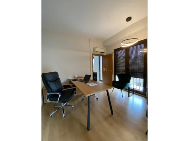 Tirane, jepet me qera ambjent biznesi Kati 3, 105 m² 1.200 € (Garda)