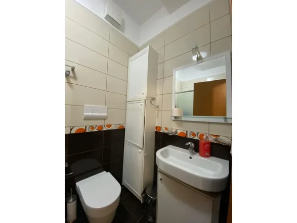 Tirane, jepet me qera ambjent biznesi Kati 3, 105 m² 1.200 € (Garda)