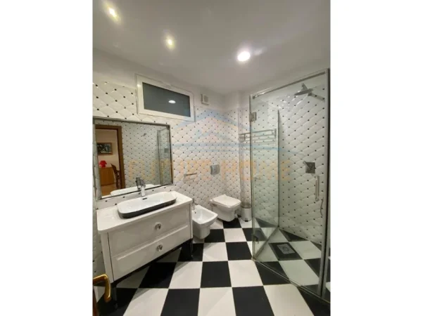 Tirane, shitet apartament 2+1+Ballkon Kati 4, 102 m² 250.000 € (Rruga Mine Peza)