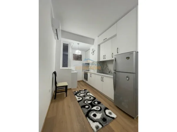 Tirane, shitet apartament 1+1+Ballkon Kati 4, 135.000 € (Oxhaku)