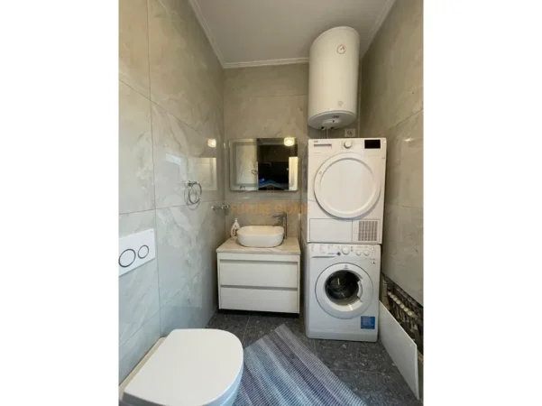Tirane, shitet apartament 1+1+Ballkon Kati 4, 135.000 € (Oxhaku)