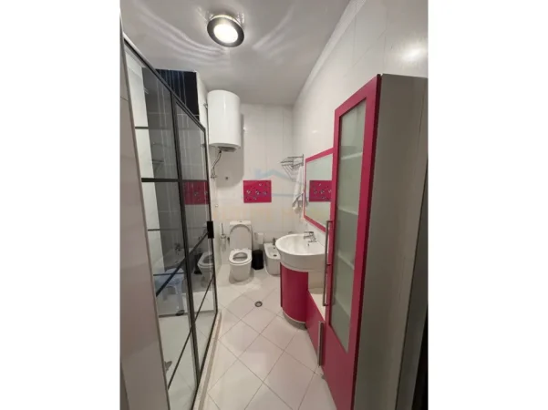 Tirane, jepet me qera apartament 2+1+Ballkon Kati 4, 105 m² 1.200 € (Rruga e Barrikadave)