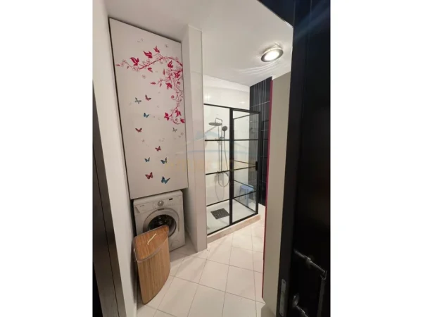 Tirane, jepet me qera apartament 2+1+Ballkon Kati 4, 105 m² 1.200 € (Rruga e Barrikadave)