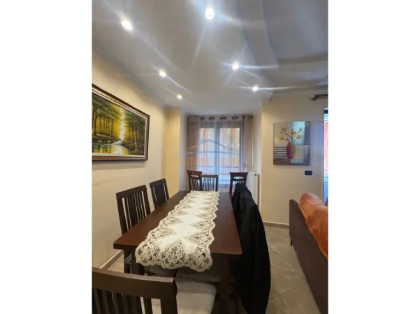 Tirane, jepet me qera apartament 3+1+Ballkon Kati 7, 109 m² 900 € (Rruga e Bogdaneve)