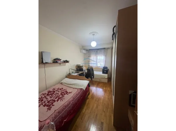 Tirane, jepet me qera apartament 3+1+Ballkon Kati 7, 109 m² 900 € (Rruga e Bogdaneve)