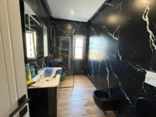 Tirane, jepet me qera apartament 1+1+Ballkon Kati 1, 75 m² 700 € (Farke)