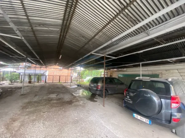 Tirane, jepet parkim me qera, 670 m² 1.800 €