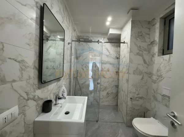 Tirane, jepet me qera apartament 2+1+Ballkon Kati 7, 120 m² 2.000 € (Blloku)