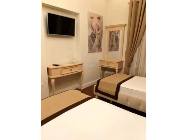 Korce, shitet hotel , 700 m² (Korce)