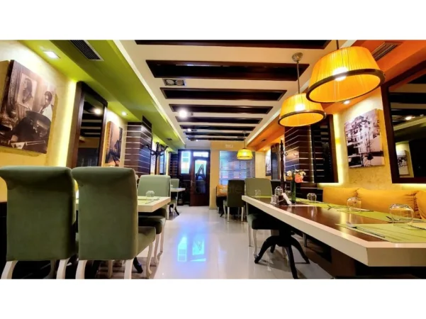 Korce, shitet hotel , 700 m² (Korce)