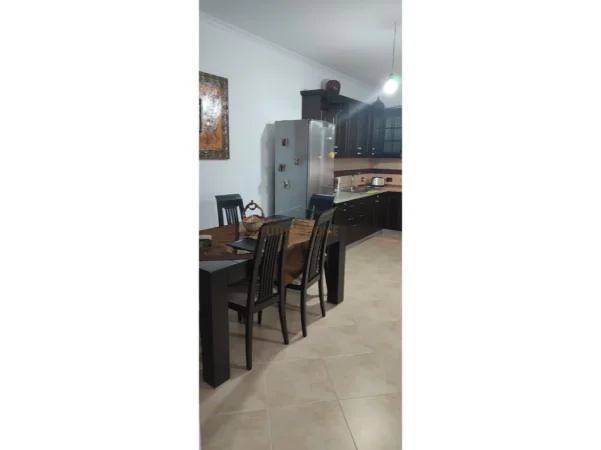 Tirane, jepet me qera 2+1+Ballkon Kati 7, 110 m² 850 € (21 Dhjetori)