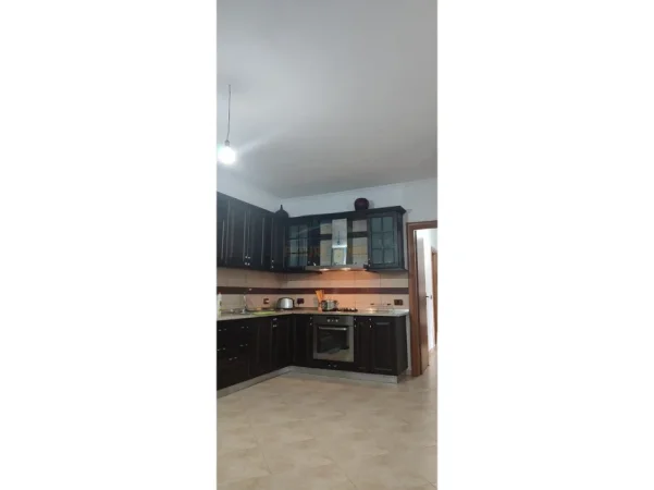 Tirane, jepet me qera 2+1+Ballkon Kati 7, 110 m² 850 € (21 Dhjetori)