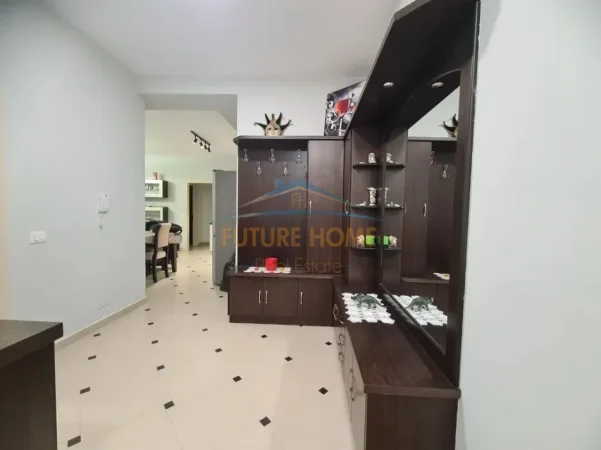 Tirane, jepet me qera apartament 2+1+Ballkon Kati 8, 105 m² 500 € (Yzberisht)