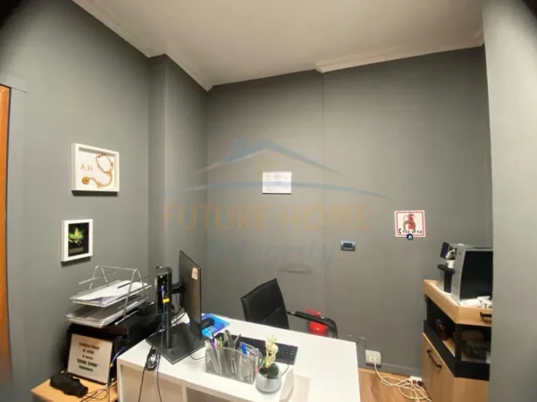 Tirane, jepet me qera zyre Kati 8, 70 m² 628 € (MYSLYM SHYRI , Prane Drejtorise se Policise)