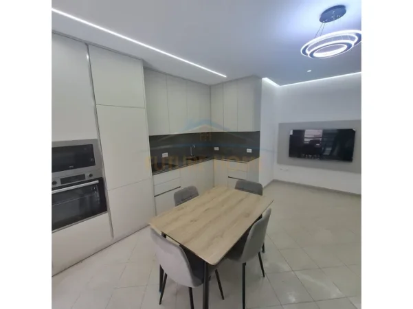 Tirane, jepet me qera apartament 2+1 Kati 3, 580 € (prane Shinjatari)