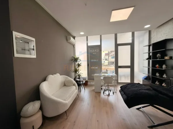 Tirane, jepet me qera ambjent biznesi Kati 2, 31 m² 500 € (Prane Gjimnazit Petro Nini Luarasi)