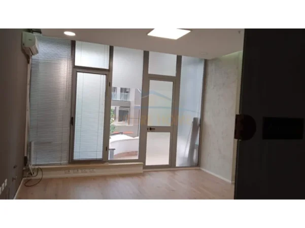 Tirane, jepet me qera ambjent biznesi Kati 2, 31 m² 500 € (Prane Gjimnazit Petro Nini Luarasi)