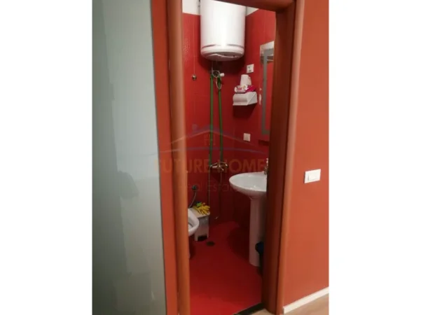 Tirane, jepet me qera ambjent biznesi Kati 2, 31 m² 500 € (Prane Gjimnazit Petro Nini Luarasi)