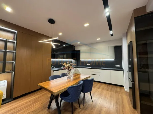 Tirane, jepet me qera apartament 2+1+2+PARKIM , Kati 7, 120 m² 2.000 € (BLLOK)