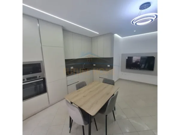 Tirane, jepet me qera apartament 2+1 Kati 3, 105 m² 580 € (UNAZA E RE)