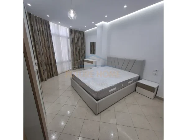 Tirane, jepet me qera apartament 2+1 Kati 3, 105 m² 580 € (UNAZA E RE)