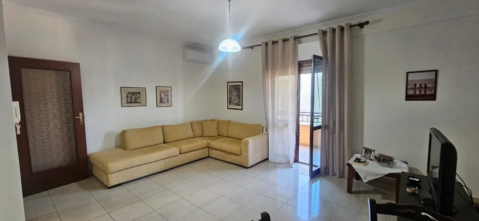 Tirane, jepet me qera apartament 1+1+Ballkon , 70 m² 55.000 € (Komune Lulishtja)