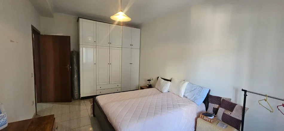 Tirane, jepet me qera apartament 1+1+Ballkon , 70 m² 55.000 € (Komune Lulishtja)