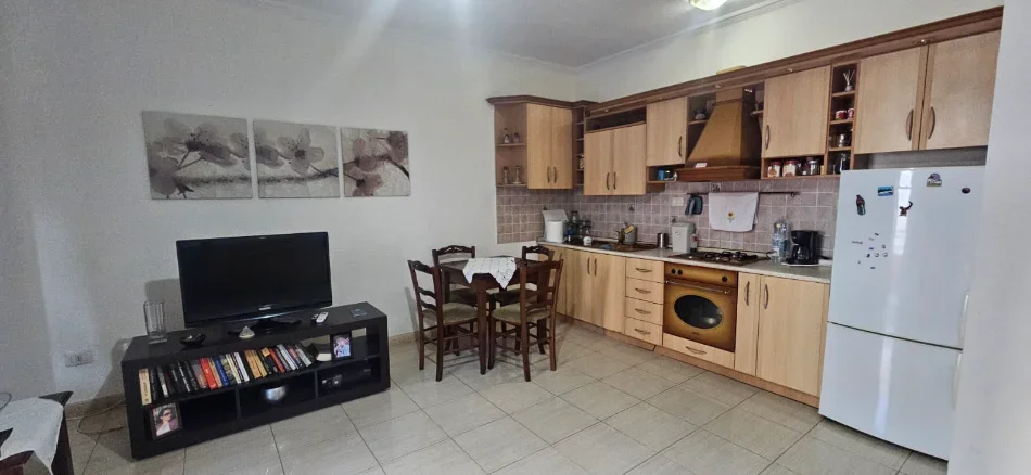Tirane, jepet me qera apartament 1+1+Ballkon , 70 m² 55.000 € (Komune Lulishtja)