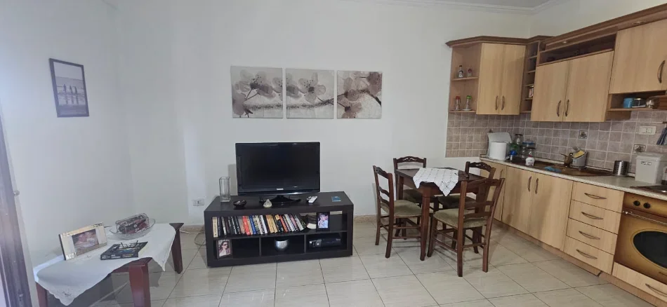 Tirane, jepet me qera apartament 1+1+Ballkon , 70 m² 55.000 € (Komune Lulishtja)
