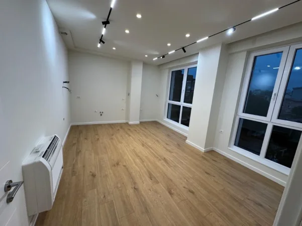 Tirane, jepet me qera apartament 1+1+Aneks+Ballkon Kati 2, 58 m² 1.000 € (komuna e parisit)