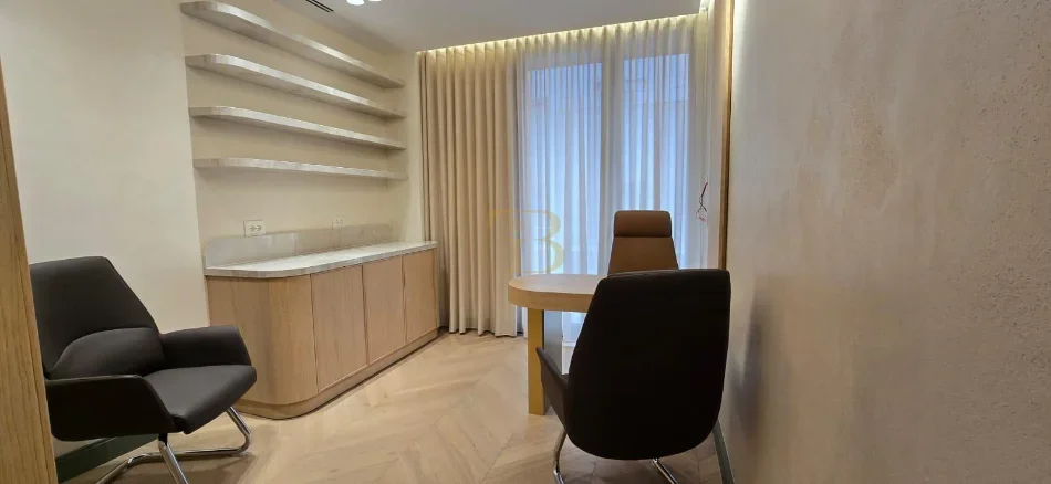Tirane, jepet me qera ambjent biznesi Kati 1, 156 m² 2.700 € 
