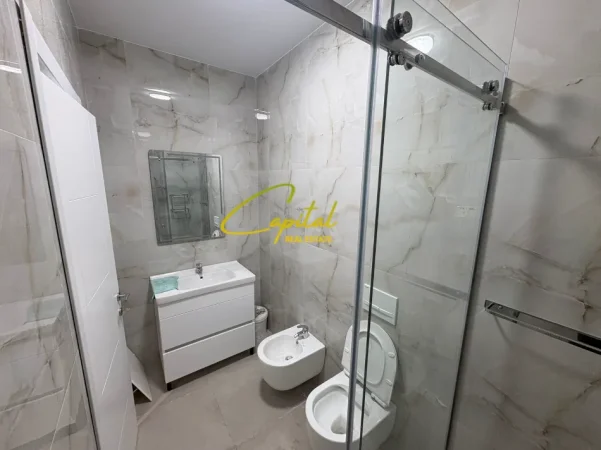 Tirane, jepet me qera apartament 1+1 Kati 8, 65 m² 600 € (LAPRAKE)