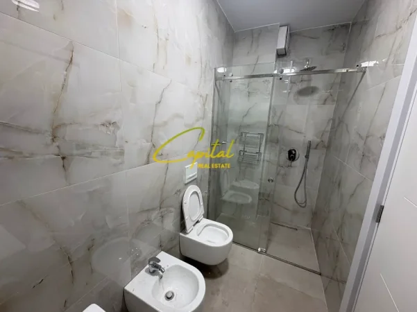 Tirane, jepet me qera apartament 1+1 Kati 8, 65 m² 600 € (LAPRAKE)
