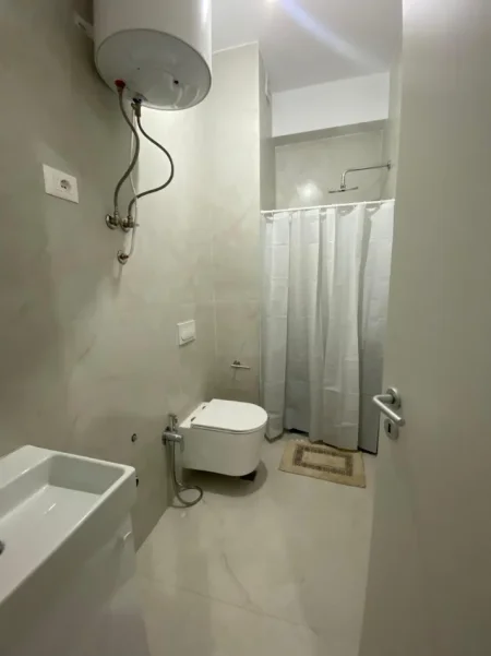 Tirane, jepet me qera apartament 1+1+Ballkon Kati 3, 50 m² 400 € (Ali Demi/Rezidenca Kadiu)