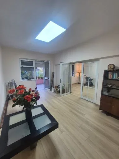 Tirane, jepet me qera ambjent biznesi Kati 2, 53 m² 700 € (rruga mine peza)