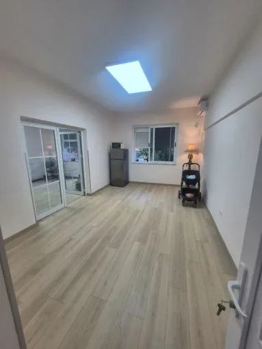 Tirane, jepet me qera dyqan Kati 2, 53 m² 700 € (rruga mine peza)