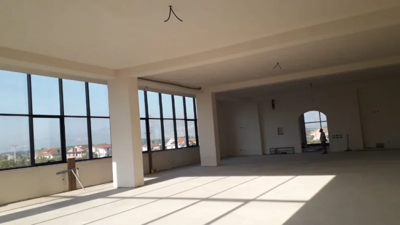 Vore, shitet ambjent biznesi, 1.300 m² - Ahmetaq, Preze.